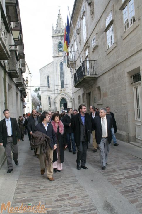 Centenario del Himno Gallego
Las autoridades delante del Concello
