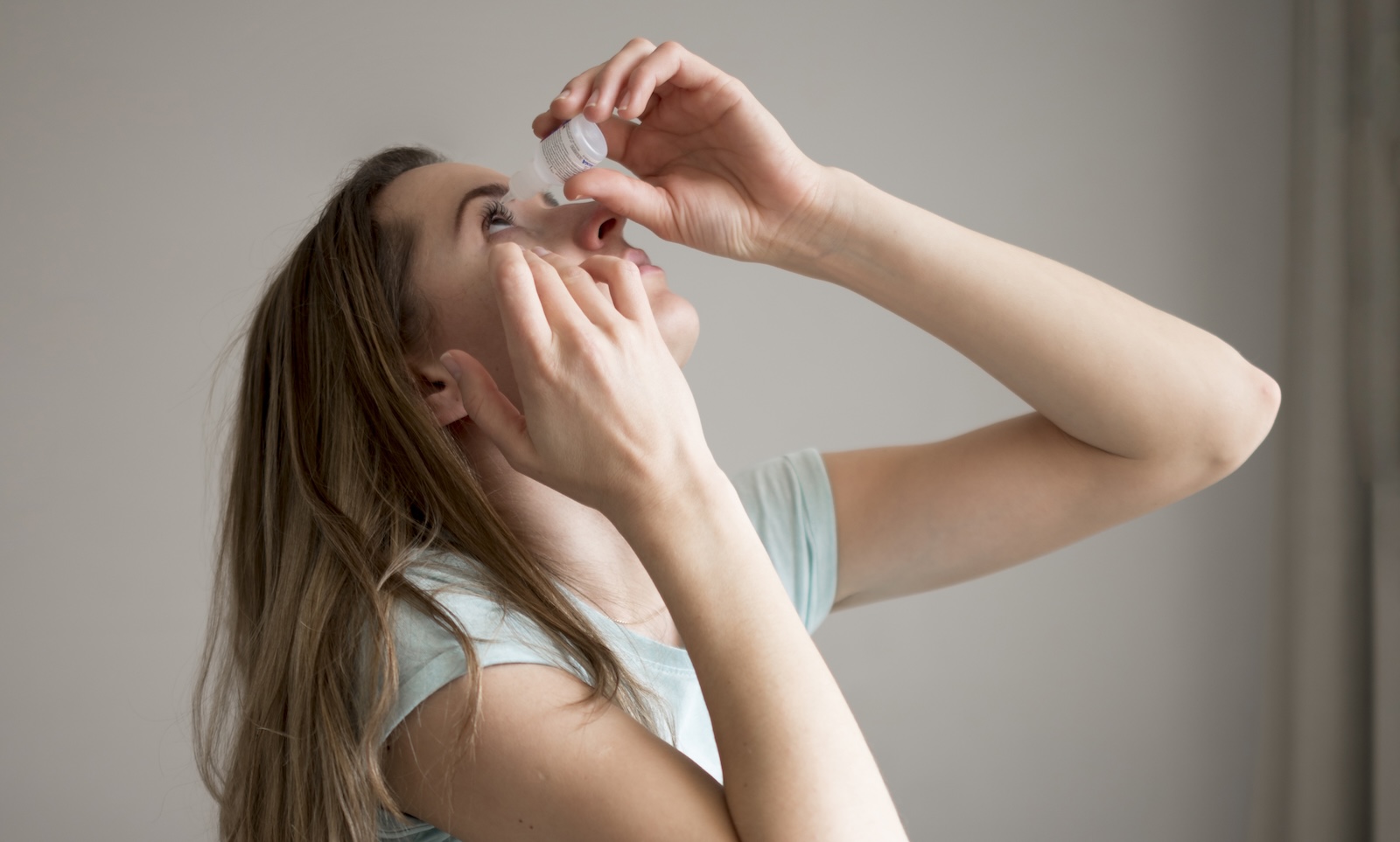 Las lágrimas artificiales son populares entre usuarios de lentillas