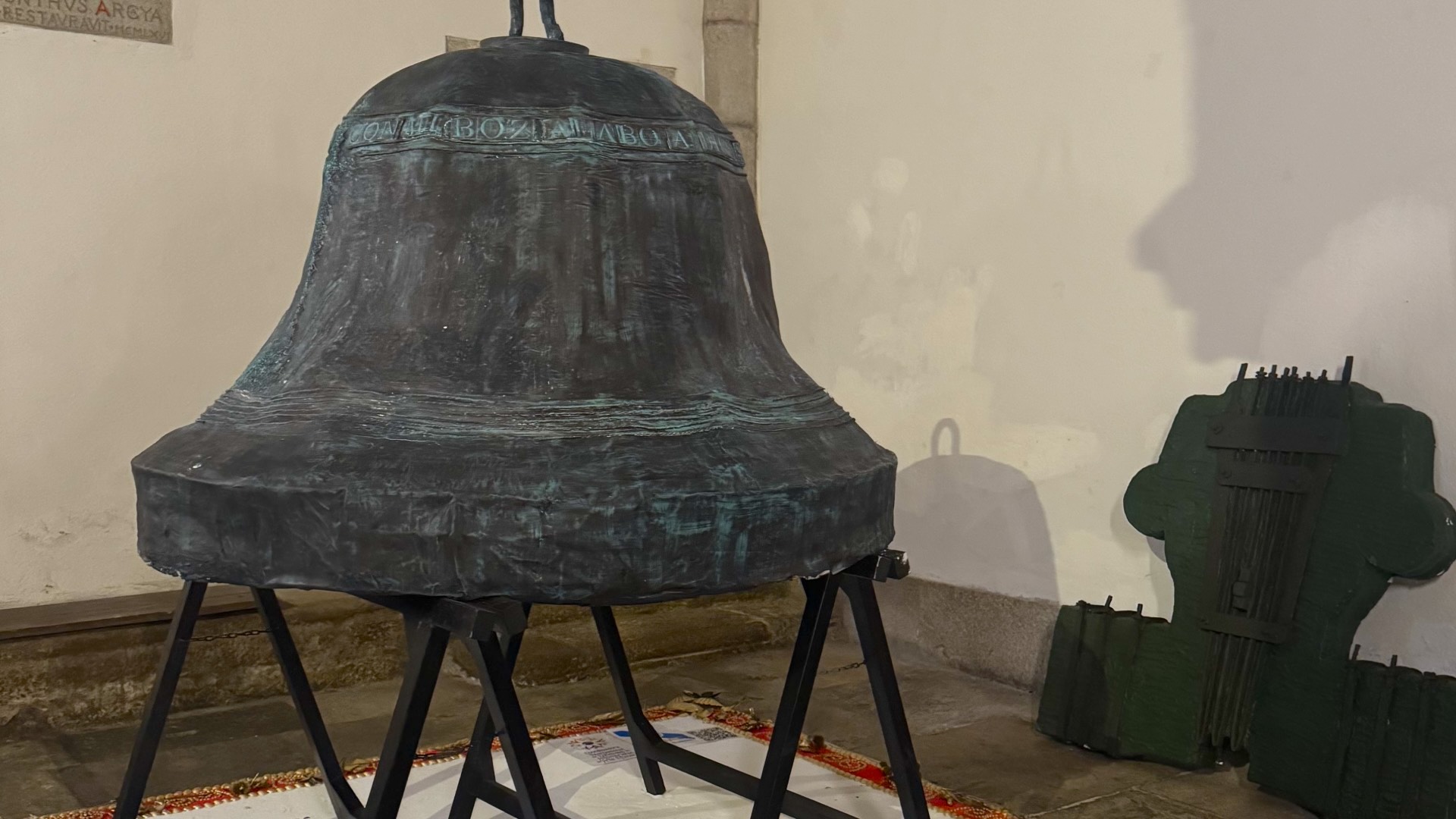 Detalle de la campana "A Paula" en homenaje a Valentín