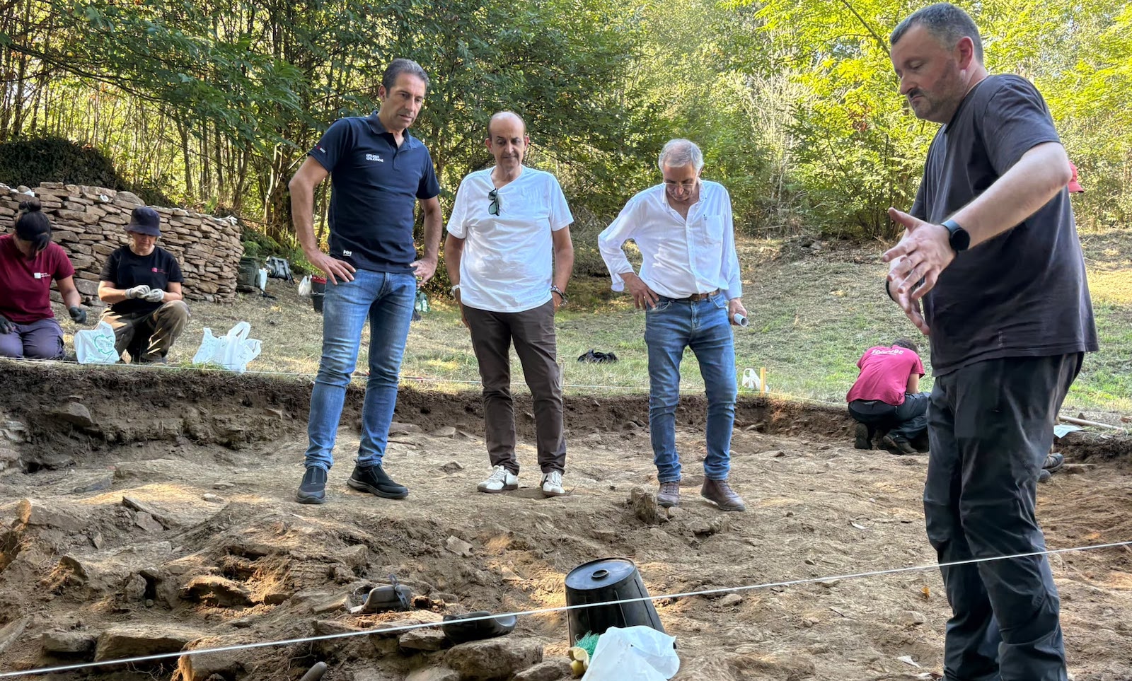 El delegado territorial de la Xunta en Lugo, Alfonso Villares, visitó el Castro de Zoñán