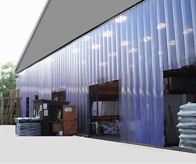  Las cortinas de lamas PVC permiten separar estos espacios sin impedir el paso.