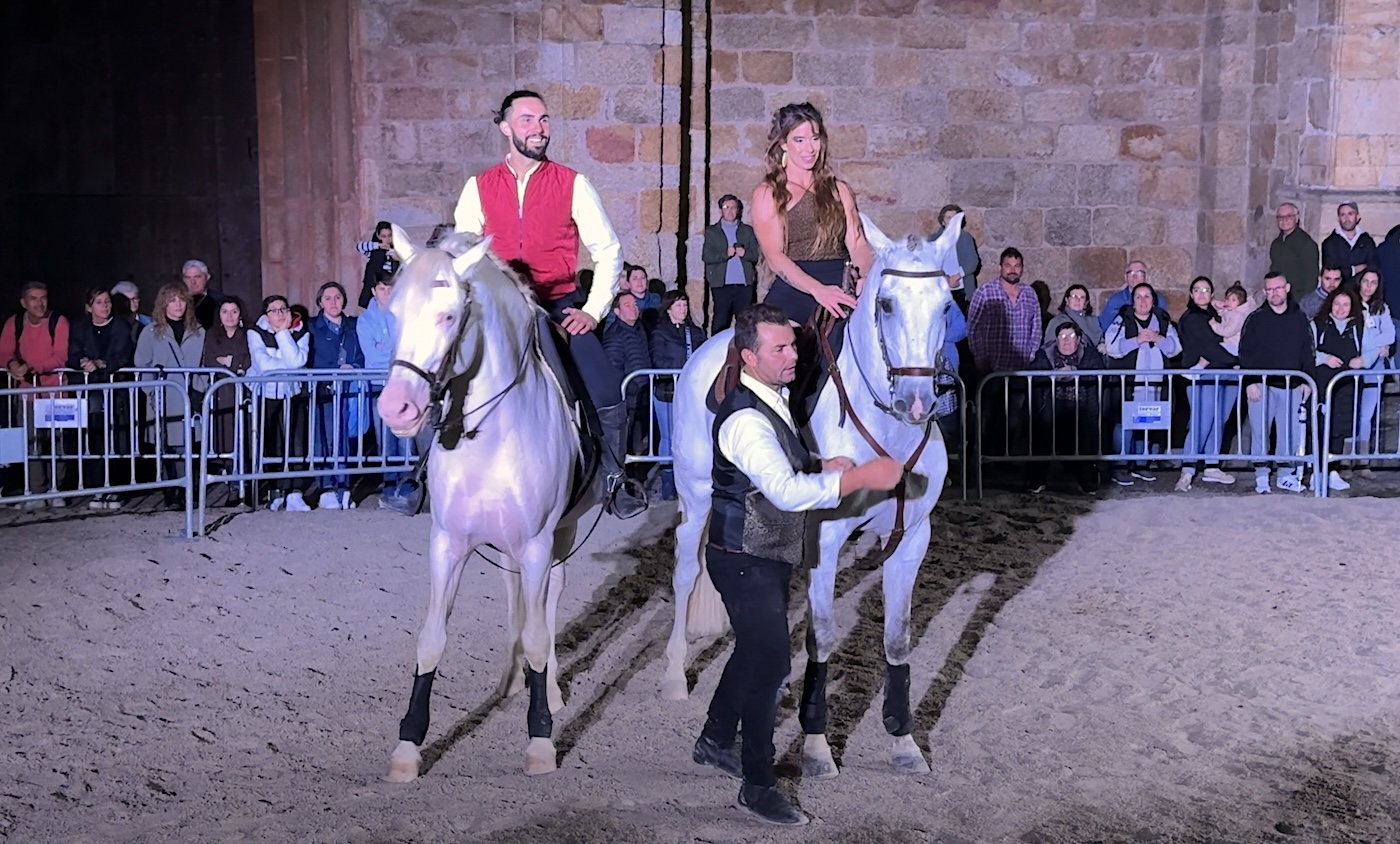 Miron Bococi, acompañado de Antoine y Judith, en el espectáculo de doma nocturna