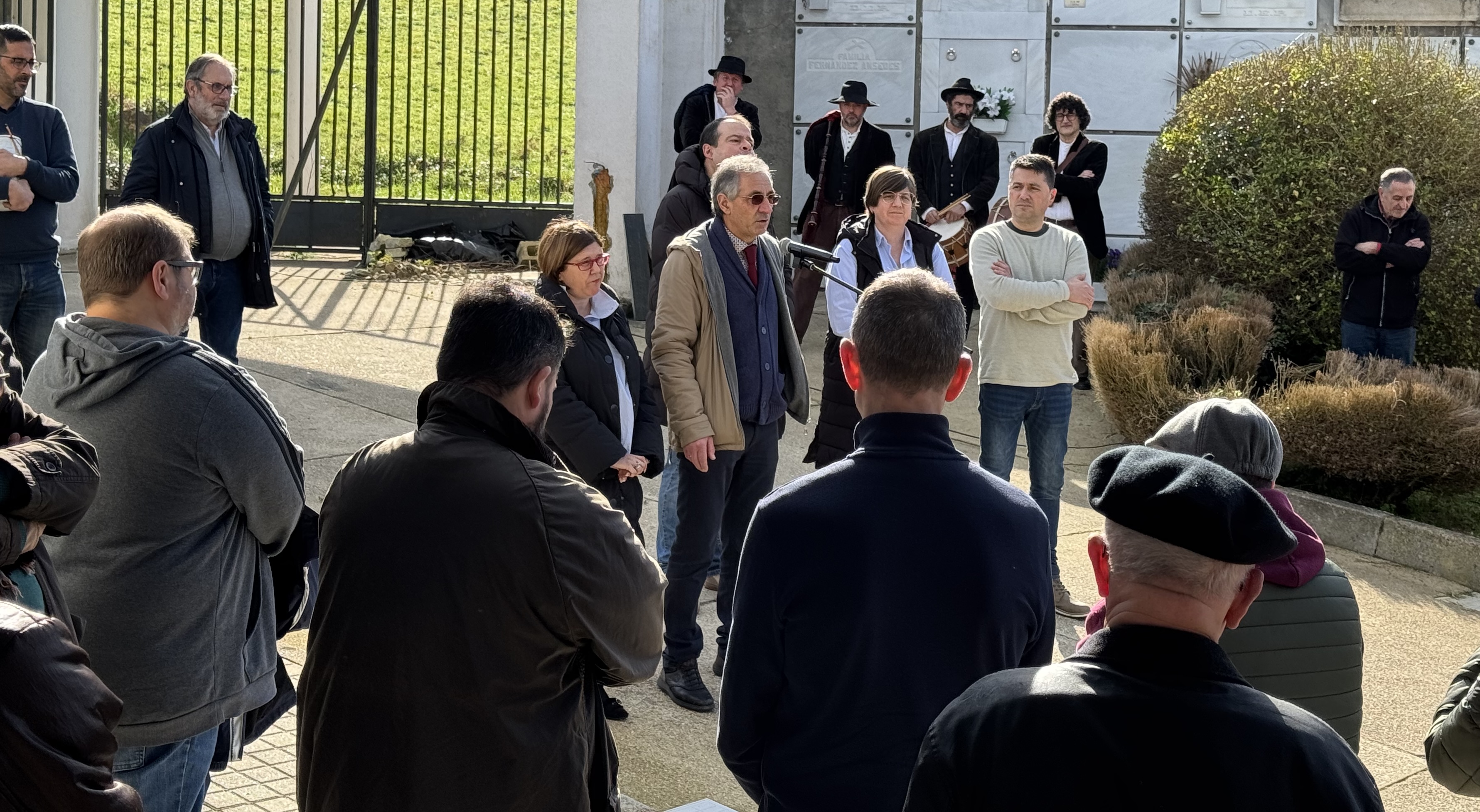 Familiares, amigos y vecinos se reunieron en el cementerio para despedir a Xosé Vizoso