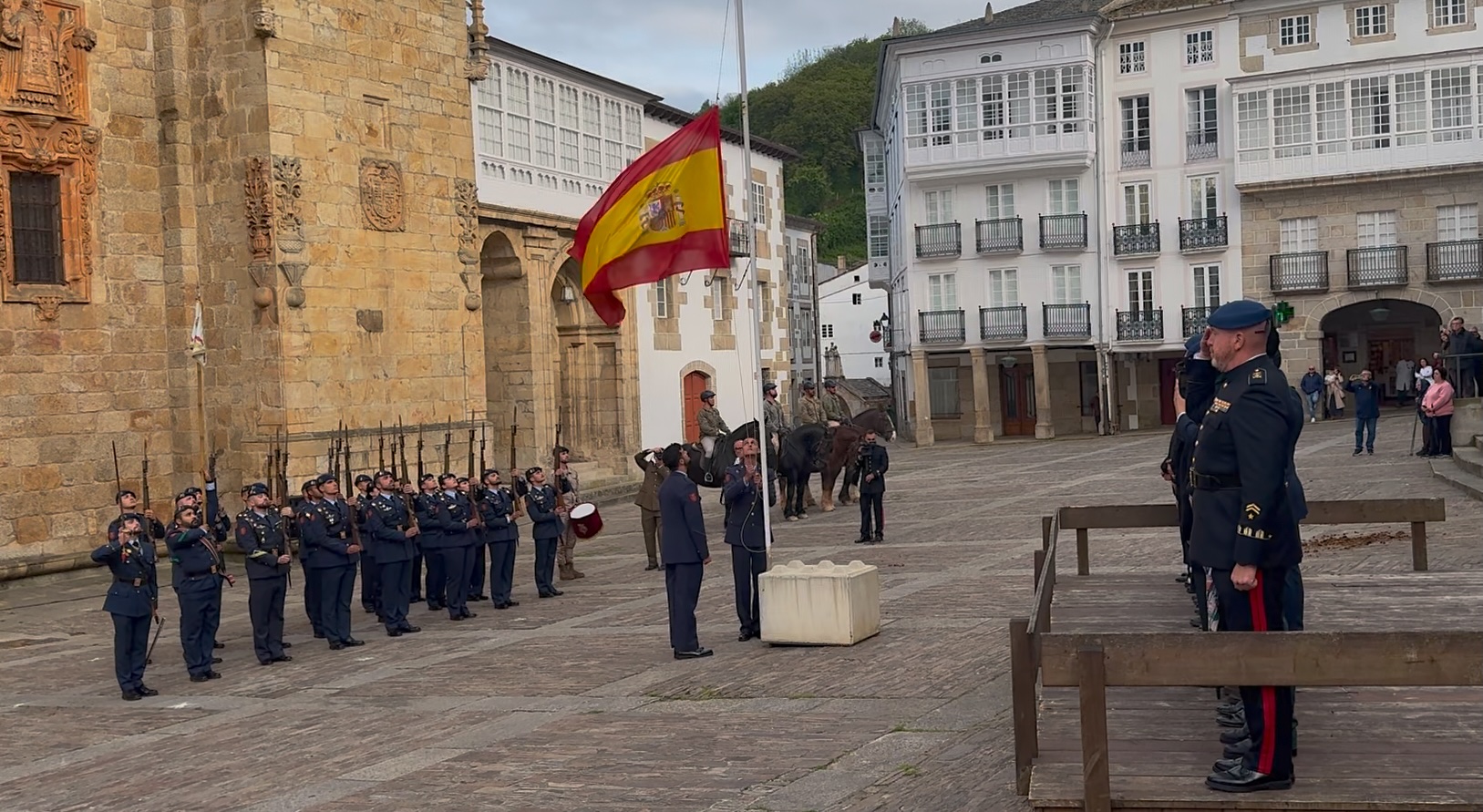 Arriado solemne de la enseña nacional en la Praza da Catedral de Mondoñedo
