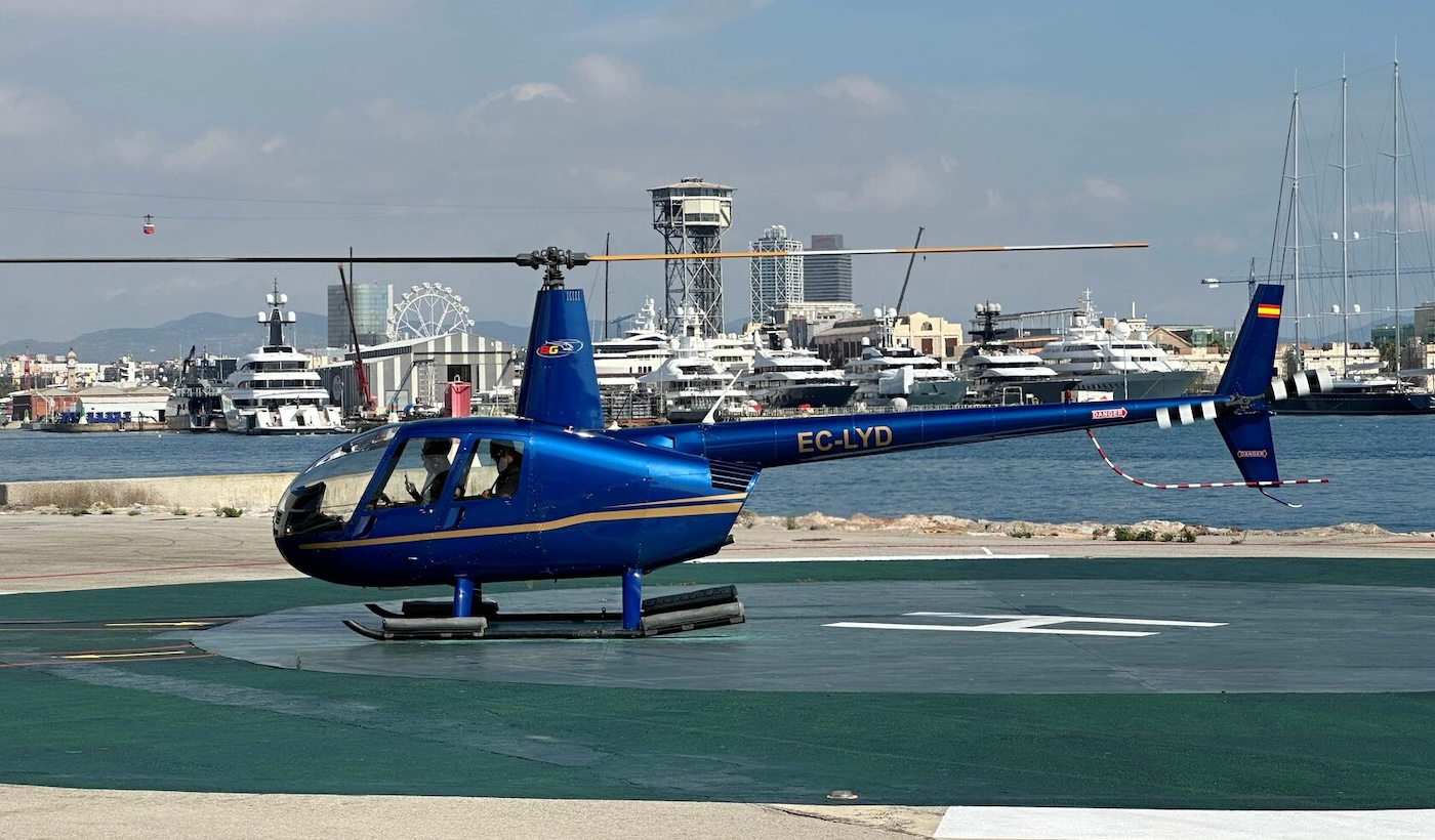 Helicóptero moderno de cuatro plazas, pilotado por un profesional experimentado