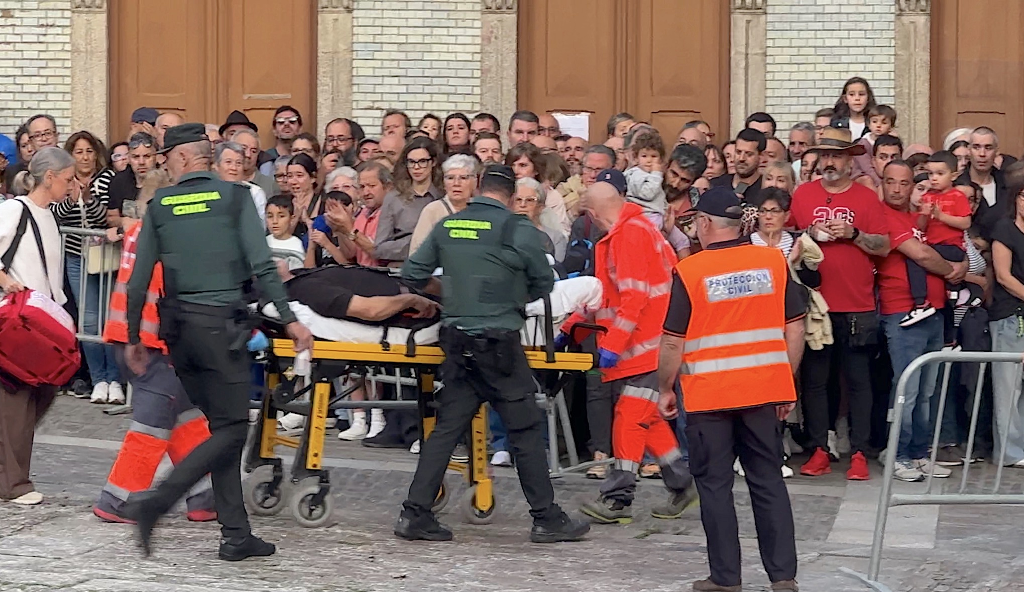 El herido siendo trasladado por los servicios de emergencias
