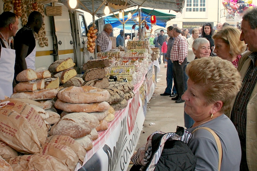 Comprando en los puestos de la feria