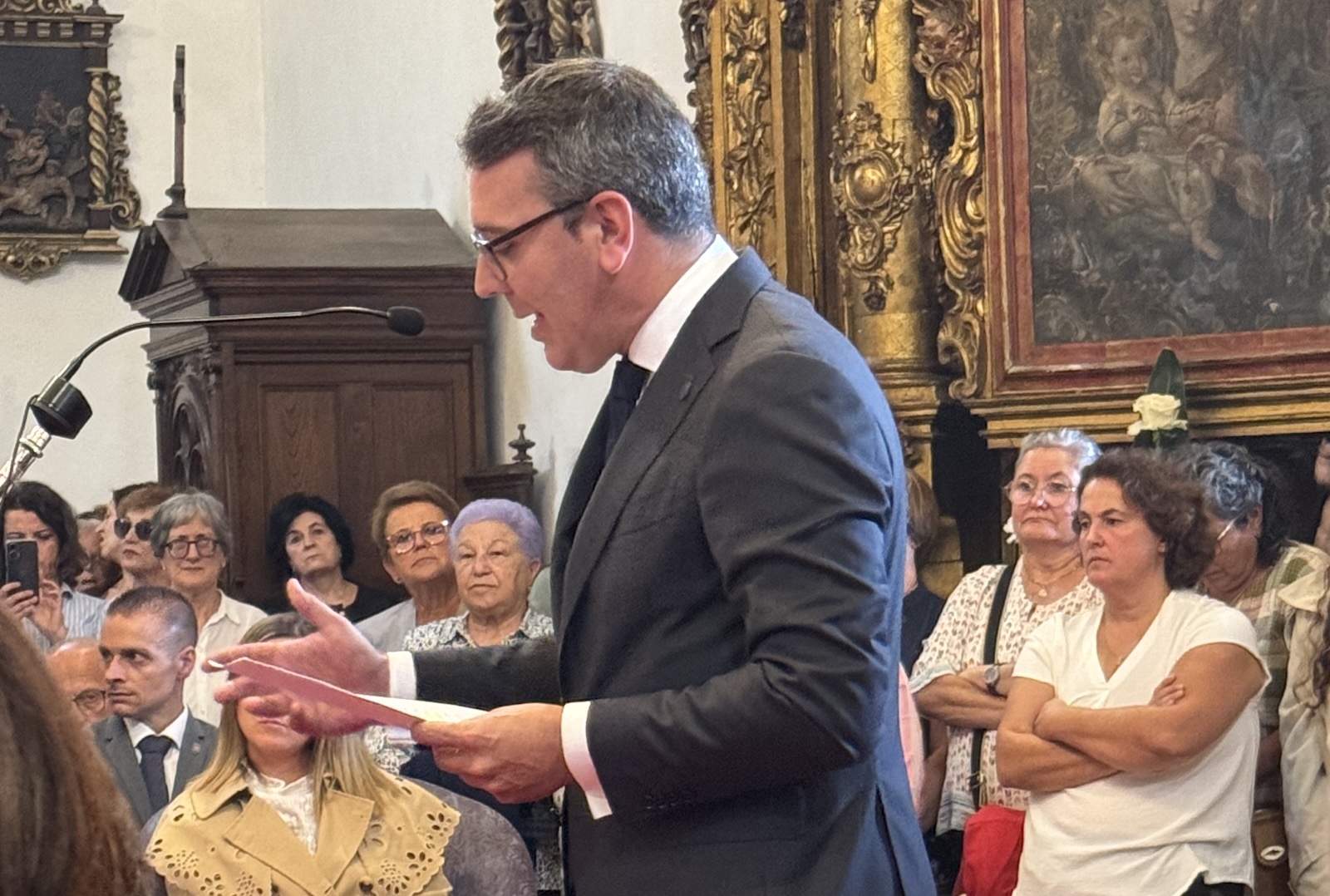 El alcalde de Ribadeo en la ofrenda a la Virgen de los Remedios