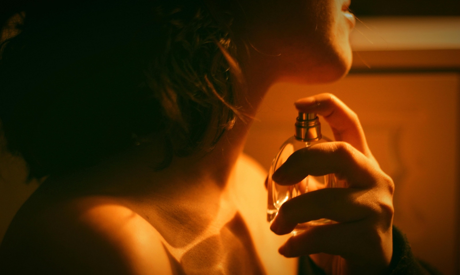 Muchas mujeres adoptan un perfume que todos asocian automáticamente con su presencia