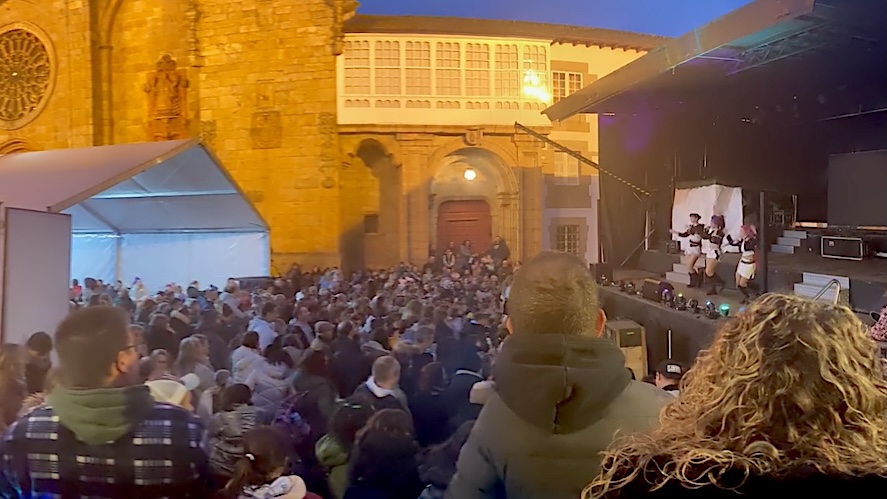La plaza llena de público durante las precampanadas infantiles